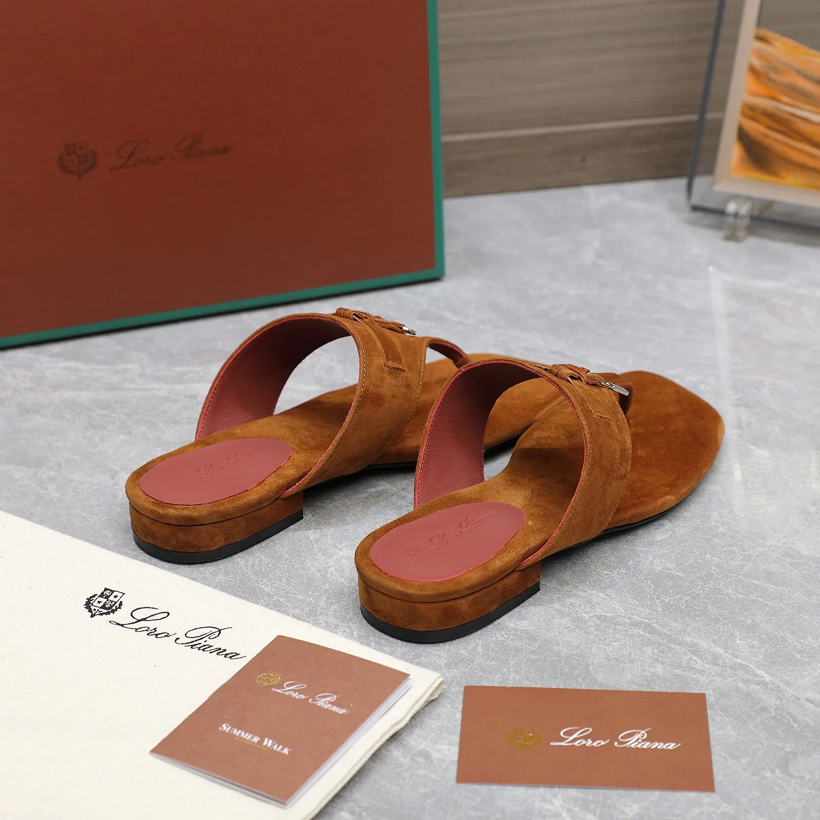 👟👟Ex-factory price 560👟👟 Purchasing-grade [Loro Piana] LP Mindil series T-strap thong sandals ✔️Top quality ✔️Soft sheep leather forms a tailor-made band that meets at the top of the upper and is fixed by a strong elastic ankle design. One is adorned with a discreet horn padlock, the other a gold circle badge. With its simple construction and sophisticated feel, these sandals are ideal for summer. ✔️Material: imported sheepskin fabric, sheepskin lining and feet ✔️Imported genuine leather outsole ✔️Code number: 35-42 (35/41/42 custom-made, non-refundable)